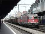 Eine Re 10/10 fhrt am 04.08.08 mit einem Gterzug durch den Bahnhof von Thun. (Jeanny)