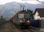 Eine Re 10/10 angefhrt von Re 6/6 11662 mit einem Teleskophaubenwagen Ganzzug am 27.08.2008 im Letztem Abendlicht bei der Durchfahrt in Brunnen.