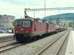 Gegenlichtaufname -- SBB - Re 4/4 11324 mit Re 6/6 mit Gterzug in Sissach am 15.06.2012