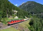 Eine Re 10/10 mit einem KLV am 28.08.2012 oberhalb von Wassen.