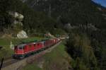 Re 4/4 II 11324 und Re 6/6 11671 befinden sich am 6.10.2012 oberhalb von Wassen.