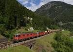 Eine Re 10/10 mit einem Gterzug am 29.08.2013 oberhalb von Wassen.