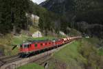 Re 6/6 11613 und Re 4/4 II 11263 befinden sich am 22.04.2014 mit einem Kieszug oberhalb von Wassen.