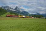 Re 4/4 II 11329 und Re 6/6 11683 ziehen am 24.05.2014 einen Containerzug von Schwyz Richtung Steinen.