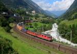 Eine Re 10/10 mit einem KLV am 29.08.2013 bei Wassen.