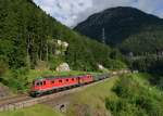 Eine Re 10/10 mit einem KLV am 29.08.2013 oberhalb von Wassen.