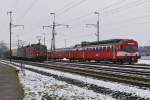 SBB/BLS: Die seit dem Fahrplanwechsel ausrangierten BLS Pendelzüge RBDe 566 225-9 und RBDe 566 220-0 warteten in Wiler bei Utzenstorf auf einem Abstellgeleise am 21. Januar 2015 noch immer ihr weiteres Schicksal ab.
Foto Walter Ruetsch