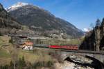 Re 6/6 11613 und Re 4/4 III 11351 befinden sich am 28.03.2015 unterhalb von Wassen.