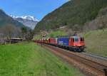 Re 620 042 und eine Re 4/4 mit einem Güterzug am 10.04.2015 bei Erstfeld.