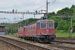 Re 10/10 mit der Re 6/6 11605 und der Re 4/4 II 11324 durchfahren den Güterbahnhof in Muttenz. Die Aufnahme stammt vom 23.05.2015.