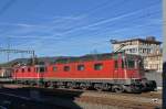 Re 10/10 mit den Loks 11332 und 11683 durchfahren solo den Bahnhof in Sissach. Die Aufnahme stammt vom 07.12.2015.