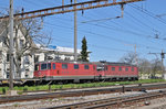 Re 10/10 mit den Loks 11667 und 11325 durchfahren den Bahnhof Pratteln. Die Aufnahme stammt vom 05.05.2016.