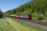 Re 620 069-5 und Re 4/4 II 11345 ziehen am 05.05.2016 einen Containerzug von Gelterkinden Richtung Tecknau.