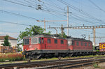 Re 10/10, mit den Loks 11281 und 11679, durchfahren den Bahnhof Pratteln. Die Aufnahme stammt vom 10.06.2016.