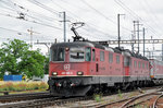 Re 10/10, mit den Loks 11280 (420 280-0) und 11676, durchfahren den Bahnhof Pratteln. Die Aufnahme stammt vom 12.06.2016.