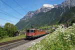 Re 4/4 II 11329 und Re 6/6 11684 fahren am 21.05.2016 mit einem Containerzug von Erstfeld Richtung Göschenen, aufgenommen bei Silenen.