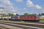 Re 10/10, mit den Loks 11667 und 420 346-9, durchfahren den Bahnhof Pratteln. Die Aufnahme stammt vom 15.07.2016.
