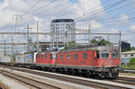 Re 10/10, mit den Loks 11689 und 11345, durchfahren den Bahnhof Pratteln. Die Aufnahme stammt vom 15.07.2016.