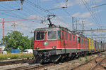 Re 10/10, mit den Loks 11345 und 11689, durchfahren den Bahnhof Pratteln. Das abzweigende Gleis führt auf eine Strasse und in ein Industriegebiet, von wo aus auch diese Aufnahme am 16.07.2016 entstand.