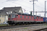 Re 10/10, mit den Loks 11667 und 11331, durchfahren den Bahnhof Pratteln.