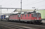 Re 10/10, mit den Loks 420 335-2 (11335) und 11682, durchfahren bei trübem Wetter den Bahnhof Rothrist. Die Aufnahme stammt vom 08.12.2016.