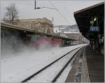 Eine  Re 10/10  wirbelt bei der Durchfahrt in Vevey allerlei Schnee auf.