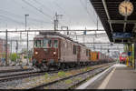 BLS Re 425 189  Niedergesteln  und Re 425 180  Ville de Neuchâtel  ziehen den verspäteten Güterzug 40169 durch den Bahnhof Thun.