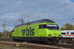 Re 465 013-1 der BLS verlässt am 07.11.2022 die Abstellanlage beim badischen Bahnhof.