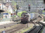 BLS - Loks Re 4/4 174 und 465 007-3 mit Güterzug bei der durchfahrt im Bahnhof von Liestal am 16.04.2016