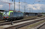 BLS: ALT und NEU:  Die Lokomotiven der ältesten und neusten Generation von BLS CARGO auf ihren nächsten Einsatz wartend in Basel Badischer Bahnhof am 15.