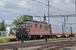 Re 425 181 durchfährt den Bahnhof Pratteln.