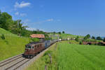 Re 425 180 + Re 465 012 mit einem Containerzug am 13.06.2017 bei Einigen. 