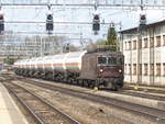 BLS - Re 4/4 173 mit Güterzug bei der Durchfahrt im Bahnhof Burgdorf am 16.04.2018