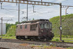 Re 425 177 wird auf einem Nebengleis beim Bahnhof Pratteln abgestellt. Die Aufnahme stammt vom 27.05.2019.