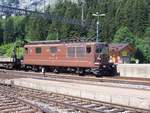 Die BLS Re 4/4 164 steht an diesem schönen Sommertag in Kandersteg mit ihrem Autozug und wartet auf ihren nächsten Dienst durch den Lötschbergtunnel.