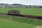 BLS CARGO Re 425 175 mit einem eventuell wegen Corona sehr schwach ausgelasteten Containerzug bei Bollodingen am 30. März 2020.
Foto: Walter Ruetsch