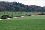 BLS CARGO Re 425 175 mit einem eventuell wegen Corona sehr schwach ausgelasteten Containerzug bei Bollodingen am 30. März 2020.
Foto: Walter Ruetsch