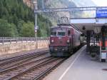 BLS Lok als Schublok eines Autozuges bei der Durchfahrt des Bahnhofs von Goppenstein zur Autoverladestation. 03.08.07