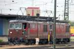 Aufrstungscheck bei BLS Re 4/4 182 nd 181. Besonderheit an diesem Loktyp: Der Einstieg befindet sich in der Lokfront.. und lt sogar eine Lampe des Dreilichtspitzensignals auf die Seite klappen. (Basel-Bad, 12.08.08)