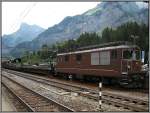 Re 4/4 161 vor einem Autozug, der in der Verladestation in Kandersteg gerade beladen wird. Die Aufnahme stammt vom 27.07.2008. 