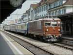 BLS E-Lok 425 195 durchfhrt mit Personenwagen den Bahnhof von Thun am 04.08.08.
