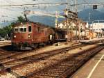 194 Re 4/4 mit einem Gterzug whrend ein drohendes Gewitter auf Bahnhof Spiez am 28-07-1995. Bild und scan: Date Jan de Vries.