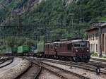 Die Re 425 188 und die Re 425 186 von BLS am 02.07.2009 mit einem Hangartner KLV-Zug bei der Einfahrt in Brig.