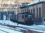 bls - Re 4/4  163 bei der einfahrt im Bahnhof Brig am 30.12.2010