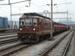 BLS - Re 4/4 166 mit Gterzug im Bahnhof Delemont am 04.09.2012