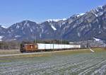 Re 4/4 der BLS alias Re 425 165 getauft auf den Namen``Moutier``ist mit einem Gterzug auf der Fahrt nach Felsberg.Der ´Zug benutzt das dortige Drei-Schienengleis.Bild entstand am 30.1.2013