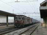 BLS - Lok`s Re 4/4 172 + Re 4/4 174 vor Gterzug bei der durchfahrt im Bahnhof Gwatt am 23.03.2013