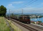 Re 425 167 mit einem Containerzug am 01.09.2011 bei Einigen.