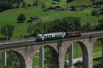 Anlsslich des Jubilumsfestes  100 Jahre BLS  verkehrte alle 30 Minuten ein historischer BLS-Zug zwischen Frutigen und Kandersteg. Der erste dieser Extrazge wurde mit dem historischen Triebwagen Be 4/4 761 gefhrt. Die Re 4/4 172 musste mitgefhrt werden, da der  Wellensittich  einen Bremsdefekt erlitten hatte. Ich konnte die etwas eigenartige Komposition auf dem Kanderviadukt oberhalb von Frutigen aufnehmen (30.06.2013)