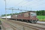 BLS Re 425 176+185 bei Durchfahrt in Hindelbank, 04.07.2014.